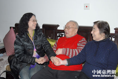 盧麗安會(huì)長(zhǎng)慰問老臺(tái)胞杜長(zhǎng)庚 盧麗安會(huì)長(zhǎng)慰問老臺(tái)胞杜長(zhǎng)庚