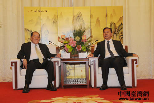 海南省委副書記李軍(右)會(huì)見(jiàn)臺(tái)灣農(nóng)業(yè)專家孫明賢 海南省委副書記李軍(右)會(huì)見(jiàn)臺(tái)灣農(nóng)業(yè)專家孫明賢