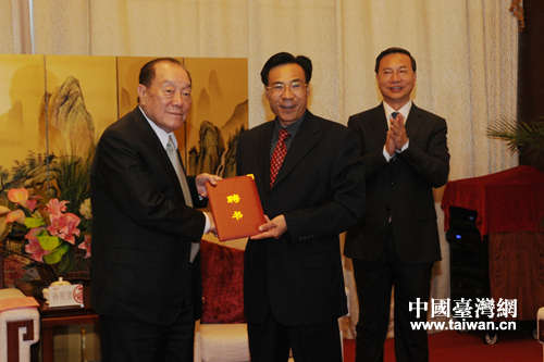 副省長(zhǎng)陳志榮為孫明賢頒發(fā)省政府咨詢顧問(wèn)聘書 副省長(zhǎng)陳志榮為孫明賢頒發(fā)省政府咨詢顧問(wèn)聘書