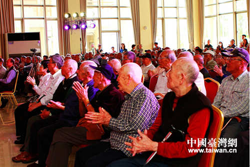 老人們聚精會(huì)神觀看演出現(xiàn)場 老人們聚精會(huì)神觀看演出現(xiàn)場