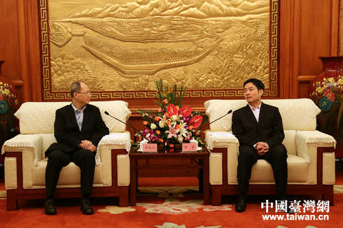 四川省副省長(zhǎng)甘霖(右)會(huì)見(jiàn)臺(tái)泥集團(tuán)董事長(zhǎng)辜成允(左) 四川省副省長(zhǎng)甘霖(右)會(huì)見(jiàn)臺(tái)泥集團(tuán)董事長(zhǎng)辜成允(左)