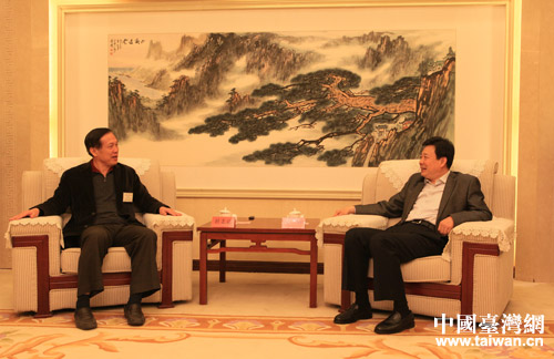 青島市委書記李群會(huì)見臺(tái)灣商業(yè)總會(huì)理事長賴正鎰 青島市委書記李群會(huì)見臺(tái)灣商業(yè)總會(huì)理事長賴正鎰