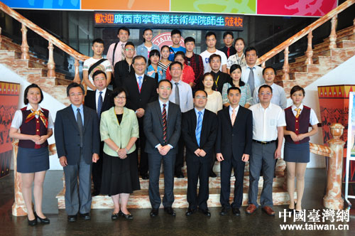 南寧職業(yè)技術(shù)學院交流團與臺灣觀光學院領(lǐng)導(dǎo)合影 南寧職業(yè)技術(shù)學院交流團與臺灣觀光學院領(lǐng)導(dǎo)合影