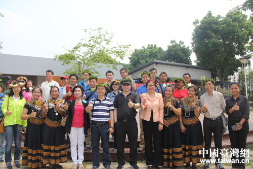 北京旅游文化交流團與臺灣少數(shù)民族合影 北京旅游文化交流團與臺灣少數(shù)民族合影