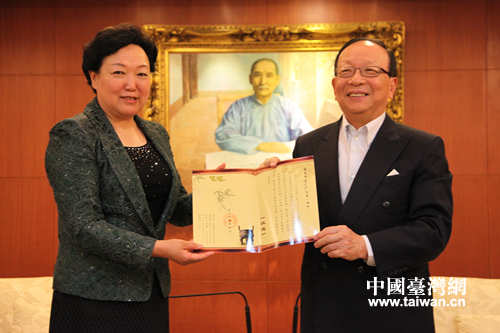 邀請(qǐng)蔣孝嚴(yán)參訪(fǎng)平?jīng)? style= 邀請(qǐng)蔣孝嚴(yán)參訪(fǎng)平?jīng)? oldsrc=