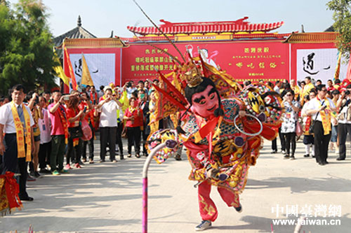 來自臺灣的信眾在重修落成典禮上表演慶祝 來自臺灣的信眾在重修落成典禮上表演慶祝