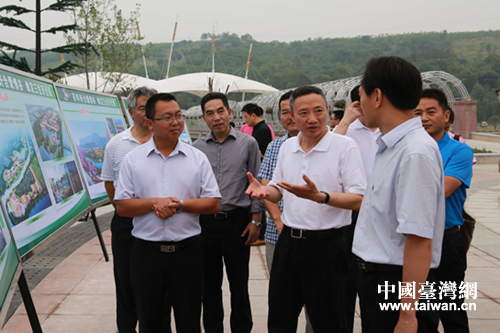 四川省臺(tái)辦主任周敏謙(右二)聽(tīng)取百年好合愛(ài)情谷負(fù)責(zé)人(左一)工作匯報(bào) 四川省臺(tái)辦主任周敏謙(右二)聽(tīng)取百年好合愛(ài)情谷負(fù)責(zé)人(左一)工作匯報(bào)