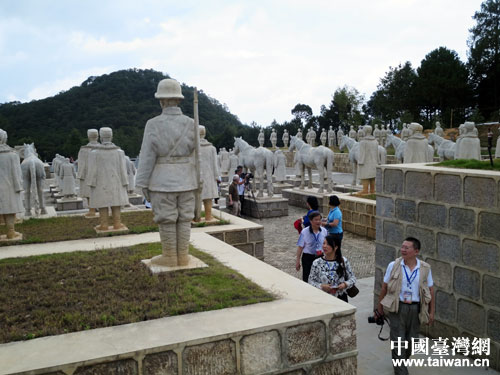 兩岸媒體參觀抗戰(zhàn)將士雕塑群 兩岸媒體參觀抗戰(zhàn)將士雕塑群