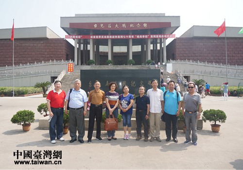 在臺兒莊大戰(zhàn)紀(jì)念館參觀并合影留念 在臺兒莊大戰(zhàn)紀(jì)念館參觀并合影留念