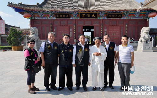 在太清宮山門前與道長等合影留念 在太清宮山門前與道長等合影留念
