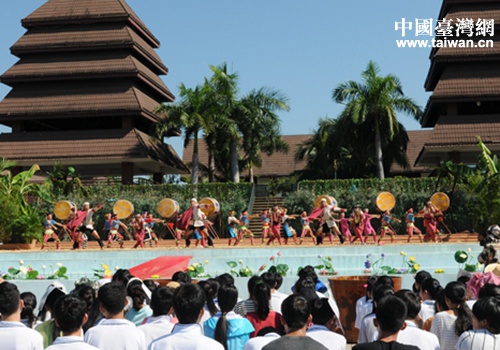臺(tái)灣少數(shù)民族青年與海南黎族青年載歌載舞 臺(tái)灣少數(shù)民族青年與海南黎族青年載歌載舞