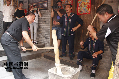 臺(tái)灣媒體成員體驗(yàn)打糍粑 臺(tái)灣媒體成員體驗(yàn)打糍粑