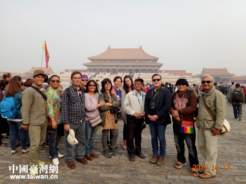 臺灣少數(shù)民族文創(chuàng)參訪團以故宮內太和殿為背景留影 臺灣少數(shù)民族文創(chuàng)參訪團以故宮內太和殿為背景留影