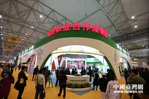 川臺農(nóng)業(yè)合作成果展館倍受關(guān)注。 川臺農(nóng)業(yè)合作成果展館倍受關(guān)注。