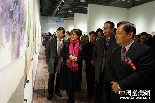 劉蓉鶯向來賓介紹畫作 劉蓉鶯向來賓介紹畫作