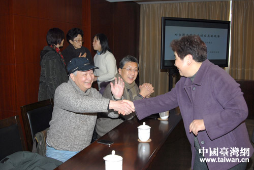 林明月同志與老臺胞互致新春問候 林明月同志與老臺胞互致新春問候