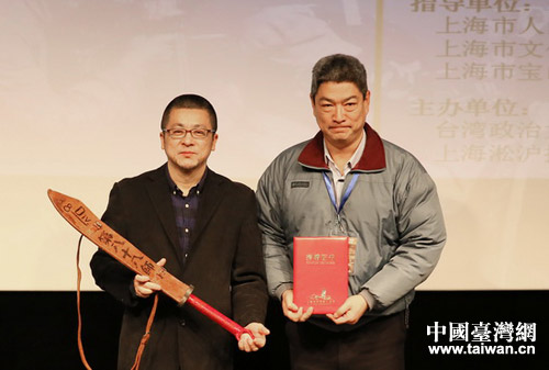 臺(tái)胞白中祺先生向淞滬館捐贈(zèng)淞滬會(huì)戰(zhàn)期間中國(guó)軍隊(duì)第八十八師使用的大刀 臺(tái)胞白中祺先生向淞滬館捐贈(zèng)淞滬會(huì)戰(zhàn)期間中國(guó)軍隊(duì)第八十八師使用的大刀