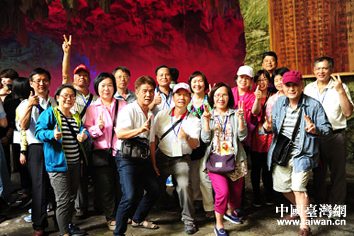 臺(tái)灣宜蘭縣少數(shù)民族參訪團(tuán)嘉賓爭(zhēng)相與武鳴縣伊嶺巖風(fēng)景區(qū)的美景合照留念 臺(tái)灣宜蘭縣少數(shù)民族參訪團(tuán)嘉賓爭(zhēng)相與武鳴縣伊嶺巖風(fēng)景區(qū)的美景合照留念