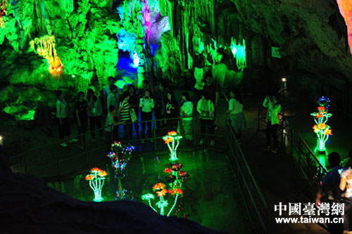 臺(tái)灣宜蘭縣少數(shù)民族參訪團(tuán)嘉賓在武鳴縣伊嶺巖風(fēng)景區(qū)參觀 臺(tái)灣宜蘭縣少數(shù)民族參訪團(tuán)嘉賓在武鳴縣伊嶺巖風(fēng)景區(qū)參觀