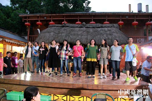 臺灣少數民族代表團與村民共唱《阿里山的姑娘》 臺灣少數民族代表團與村民共唱《阿里山的姑娘》