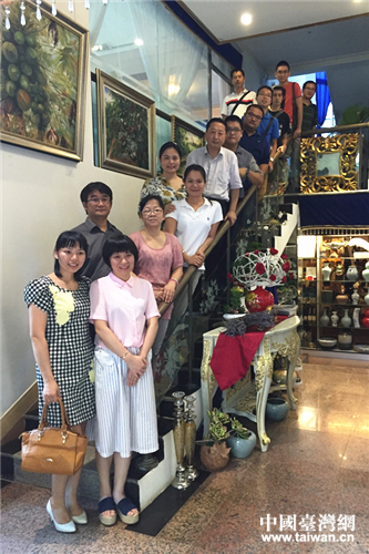 劉耿主任與參加座談的青年們合影 劉耿主任與參加座談的青年們合影