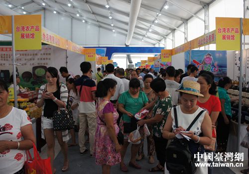 熙熙攘攘的臺灣展區(qū) 熙熙攘攘的臺灣展區(qū)