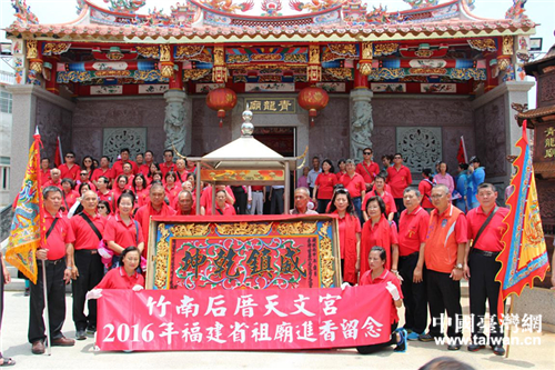 交流團在南埔鎮(zhèn)青龍廟合影 交流團在南埔鎮(zhèn)青龍廟合影