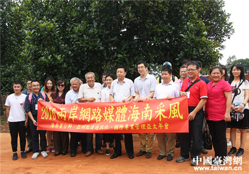 在臺資企業(yè)古色咖啡農(nóng)場合影留念 在臺資企業(yè)古色咖啡農(nóng)場合影留念