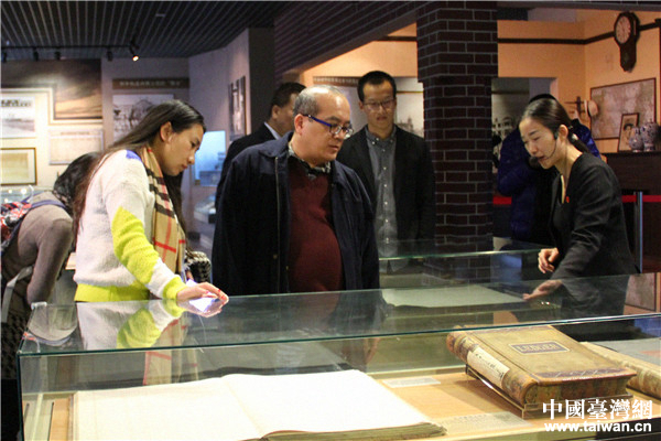 參訪團嘉賓觀看開灤博物館內展示的羊皮蒙面大賬本 參訪團嘉賓觀看開灤博物館內展示的羊皮蒙面大賬本