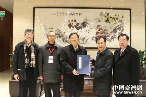 市臺聯(lián)黨組書記王蘭棟向連江縣縣長劉增應贈送臺灣進士碑帖圖冊 市臺聯(lián)黨組書記王蘭棟向連江縣縣長劉增應贈送臺灣進士碑帖圖冊