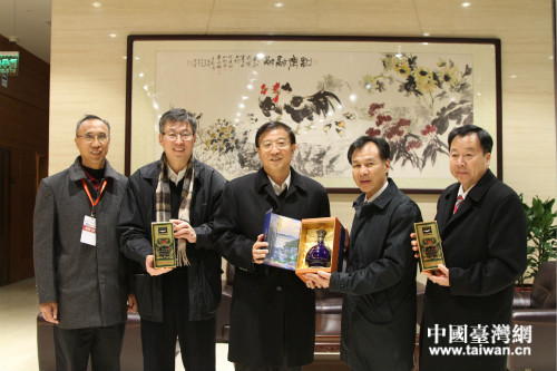 連江縣縣長劉增應向市臺聯(lián)黨組書記王蘭棟贈送紀念品 連江縣縣長劉增應向市臺聯(lián)黨組書記王蘭棟贈送紀念品