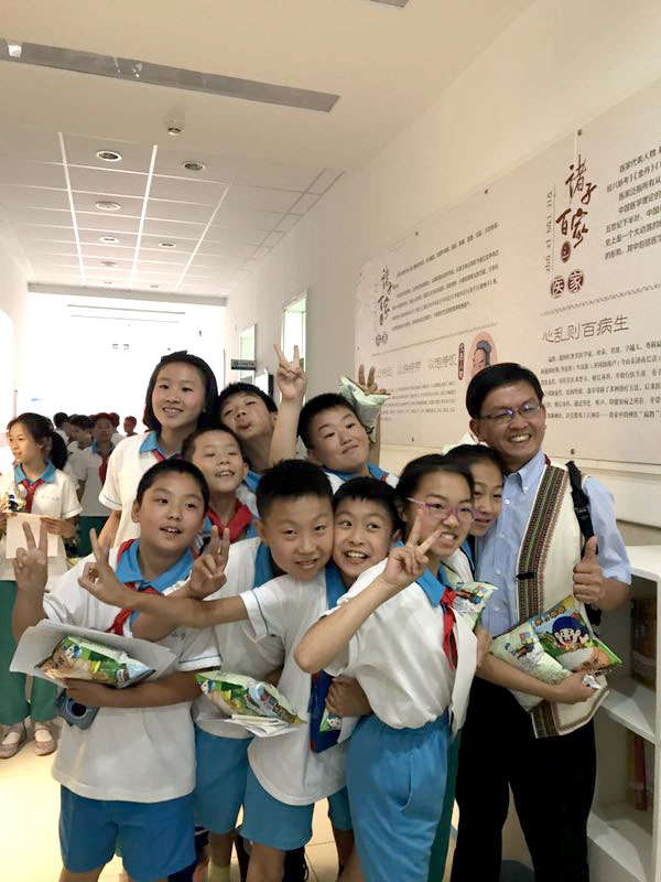 臺(tái)東縣海端小學(xué)校長(zhǎng)與海淀區(qū)七一小學(xué)學(xué)生合影 臺(tái)東縣海端小學(xué)校長(zhǎng)與海淀區(qū)七一小學(xué)學(xué)生合影