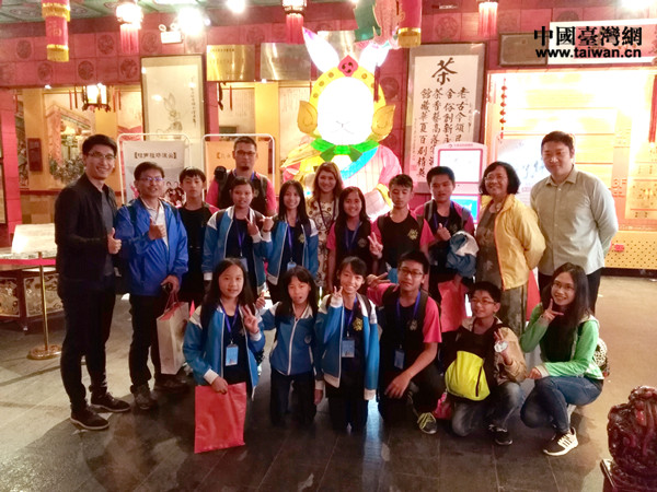 臺東縣海端小學師生在老舍茶館合影 臺東縣海端小學師生在老舍茶館合影