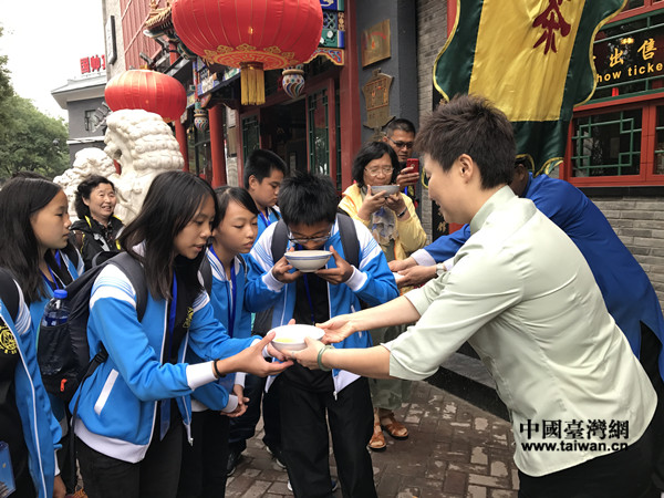 臺東縣海端小學師生品嘗老北京二分錢大碗茶 臺東縣海端小學師生品嘗老北京二分錢大碗茶