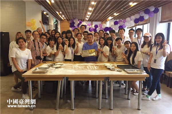 京臺(tái)青年與北京聯(lián)合大學(xué)老師合影留念 京臺(tái)青年與北京聯(lián)合大學(xué)老師合影留念