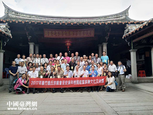 臺(tái)灣嘉義縣義竹鄉(xiāng)翁氏宗親會(huì)參訪團(tuán)在安溪進(jìn)寶殿前合影留念 臺(tái)灣嘉義縣義竹鄉(xiāng)翁氏宗親會(huì)參訪團(tuán)在安溪進(jìn)寶殿前合影留念