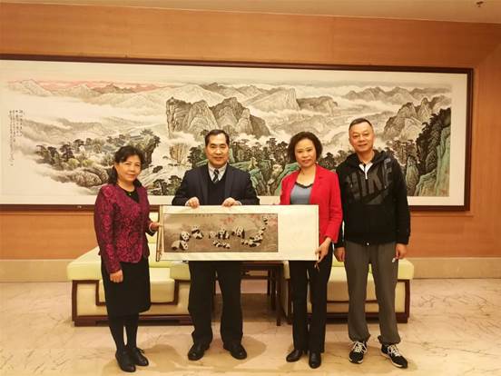 四川主辦方向臺(tái)灣臺(tái)東縣體育發(fā)展基金會(huì)贈(zèng)送紀(jì)念品 四川主辦方向臺(tái)灣臺(tái)東縣體育發(fā)展基金會(huì)贈(zèng)送紀(jì)念品