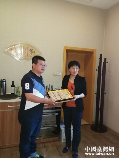 鞍山臺辦主任朱衛(wèi)紅會見王家濱(左 鞍山臺辦主任朱衛(wèi)紅會見王家濱(左