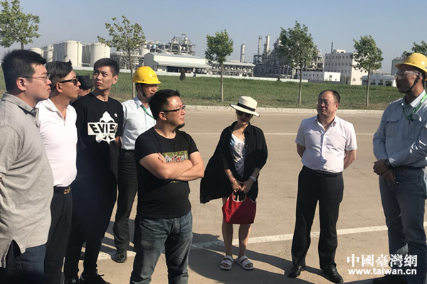 長(zhǎng)春化工(盤錦)有限公司副總經(jīng)理葉仕文(右一)為參訪團(tuán)成員介紹企業(yè)情況 長(zhǎng)春化工(盤錦)有限公司副總經(jīng)理葉仕文(右一)為參訪團(tuán)成員介紹企業(yè)情況