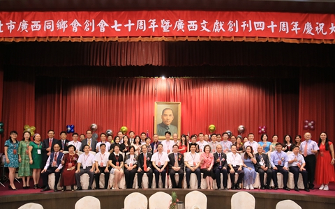 �Ļ�ͬ���}���ɰ�һ���H�����V���R���Ѕ��L�F(tu��n)���_(t��i)�_չ�Ļ�����