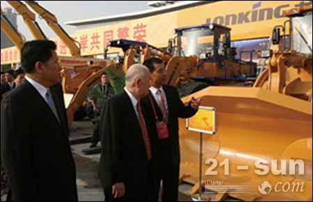 龍工精心組織特型產(chǎn)品參加第四屆海峽兩岸機械產(chǎn)業(yè)博覽會