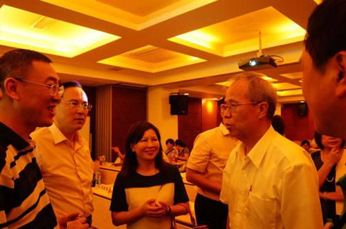 �~�ݵ�(hu��)�L��Ӣ������ί�c����(qi��ng)��̎�L����(hu��)ǰ����