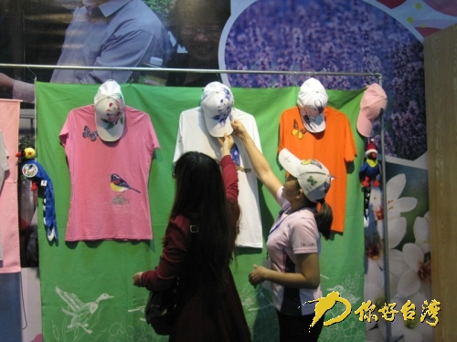 臺灣館呈現(xiàn)創(chuàng)意精品陶瓷工藝搶眼球 臺灣館呈現(xiàn)創(chuàng)意精品陶瓷工藝搶眼球