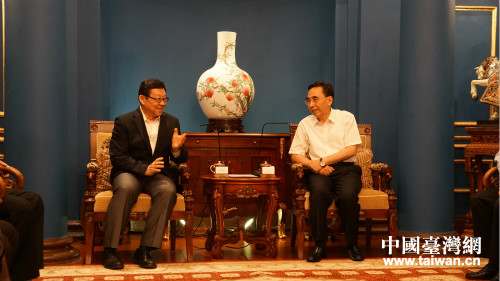 朱小丹省長(zhǎng)(右一)會(huì)見海協(xié)會(huì)會(huì)長(zhǎng)陳德銘(左一) 朱小丹省長(zhǎng)(右一)會(huì)見海協(xié)會(huì)會(huì)長(zhǎng)陳德銘(左一)
