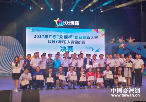 主辦單位與獲獎(jiǎng)團(tuán)隊(duì)合影 主辦單位與獲獎(jiǎng)團(tuán)隊(duì)合影