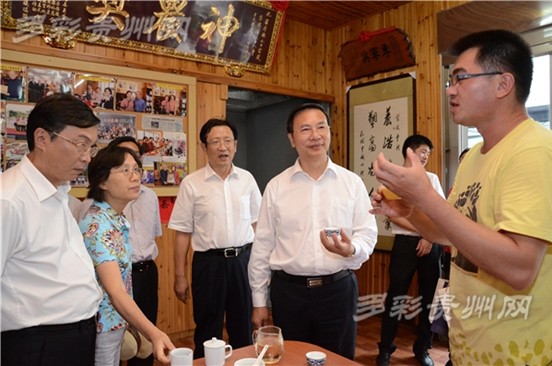 參訪團(tuán)一行聽取茶園負(fù)責(zé)人介紹 參訪團(tuán)一行聽取茶園負(fù)責(zé)人介紹