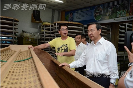 李軍察看茶園制茶設(shè)備 李軍察看茶園制茶設(shè)備