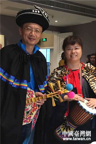 媒體團記者穿上少數(shù)民族服裝 媒體團記者穿上少數(shù)民族服裝