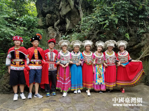 體驗(yàn)民族服飾 體驗(yàn)民族服飾