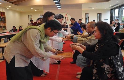 參訪團(tuán)一行表演茶道——敬茶。 參訪團(tuán)一行表演茶道——敬茶。